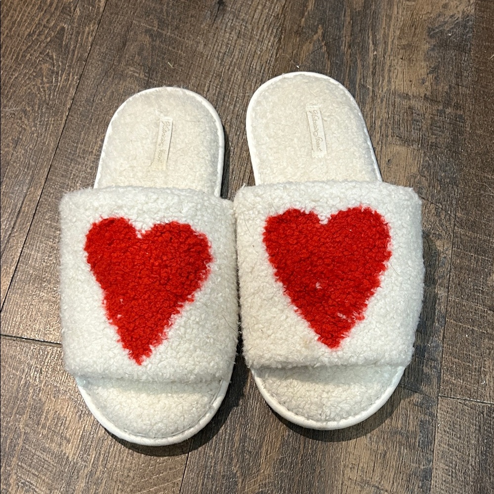 Victoria’s Secret Limited Edition Sherpa Red Heart /Ivory Slippers Brand New L/G